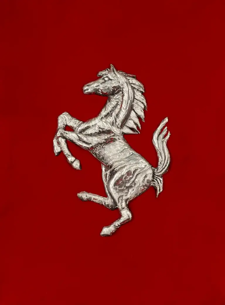 Mito Ferrari - Opera a rilievo su fondo rosso di Bruno Florio